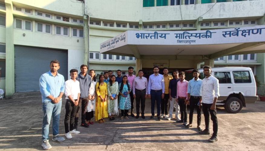 16 छात्रों ने दिनांक 10.01.2023 को भा.मा.स. के विशाखापट्टणम बेस का दौरा किया
