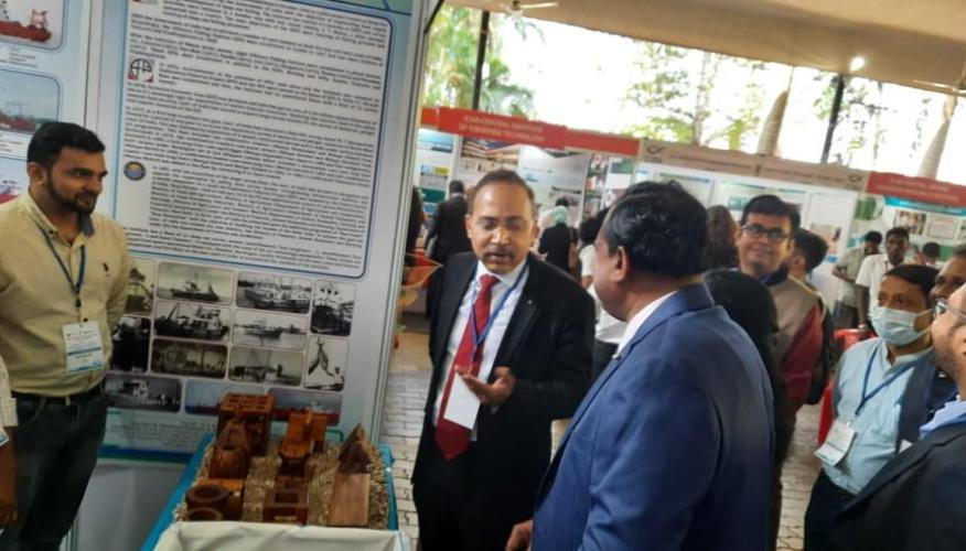 Hon'ble Secretary's Visit to FSI Stall